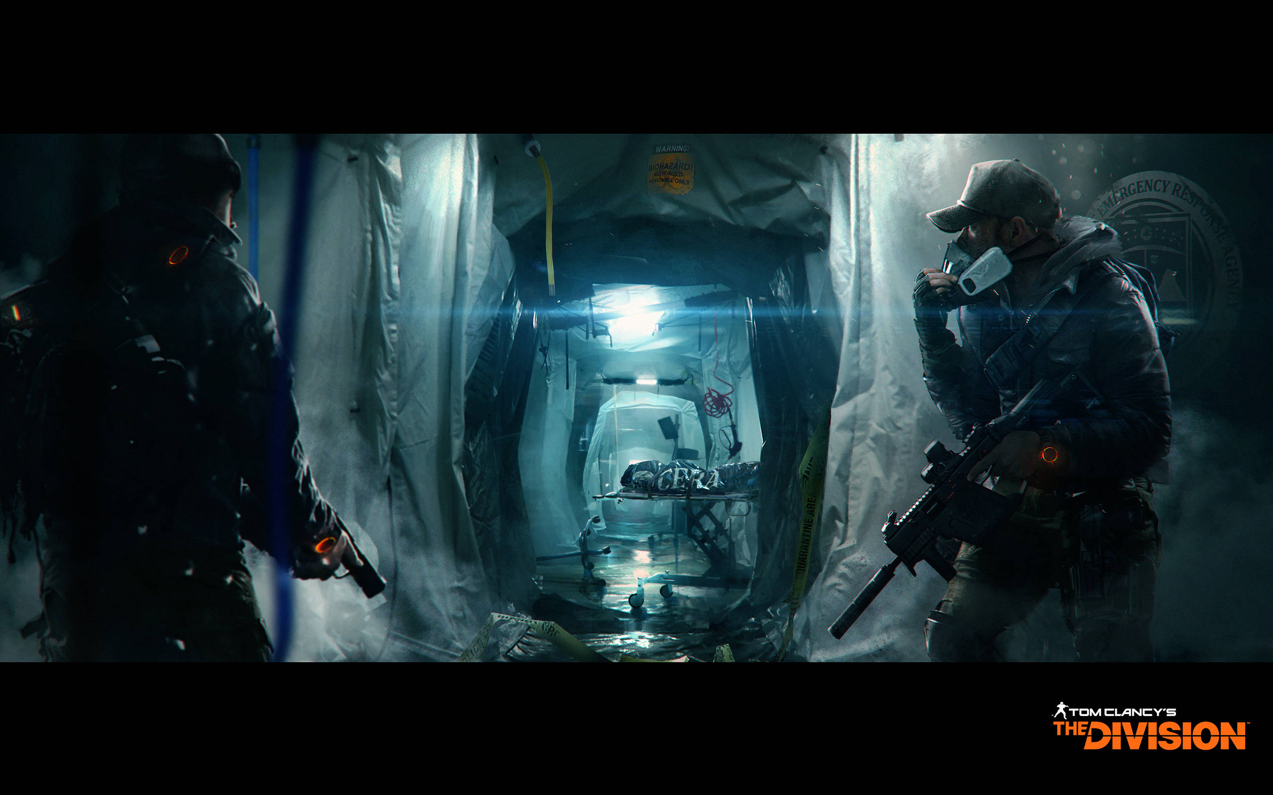 Division 桌布 壁紙 — 兩名身穿戰術裝備的武裝士兵謹慎進入光線昏暗的應急響應帳篷，露出發光的醫療區和擔架上的病人。
