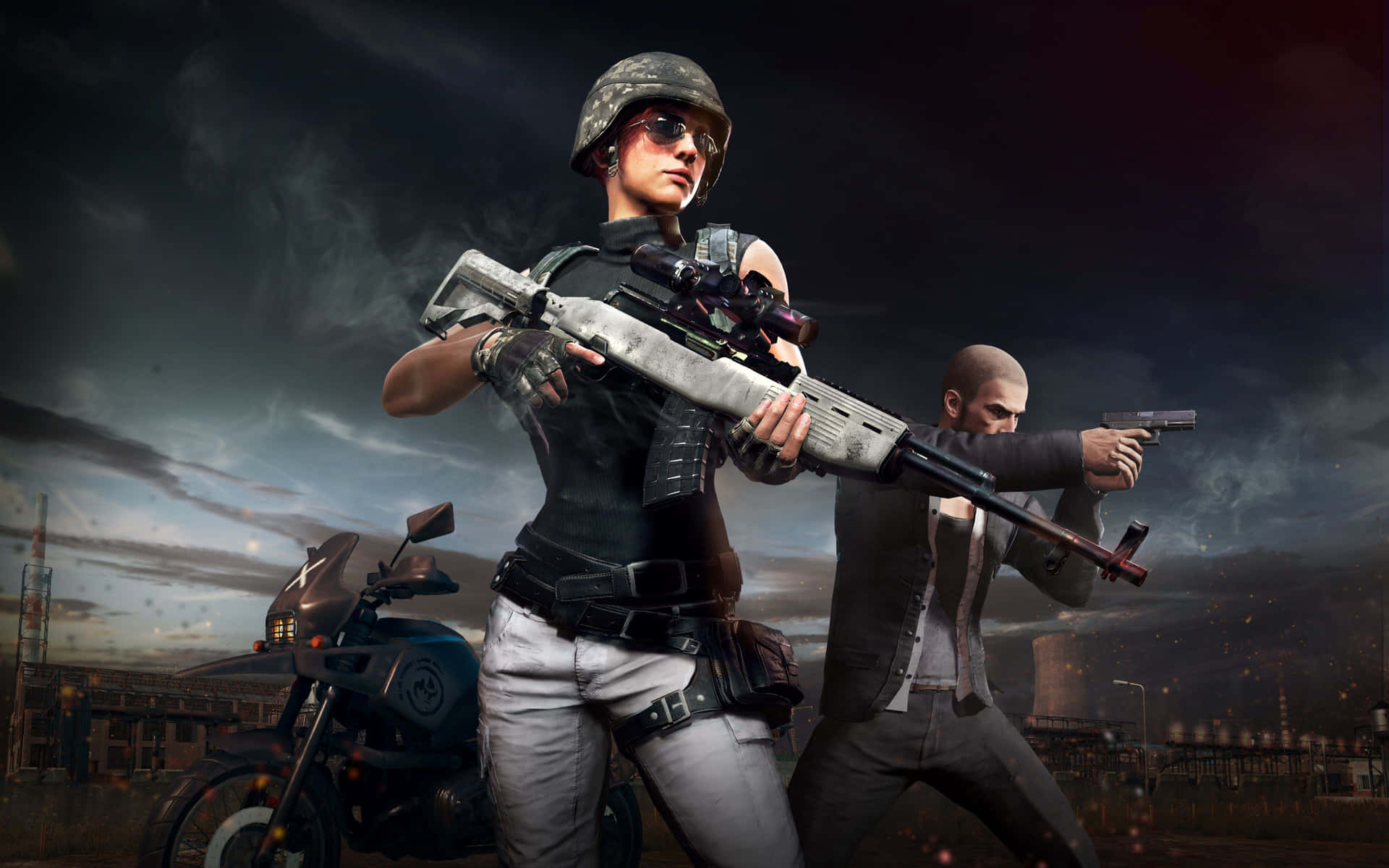 pubg mobile 桌布 壁紙 — 兩名身穿戰術裝備的武裝玩家，在暴風雨工業背景下準備好步槍和手槍。