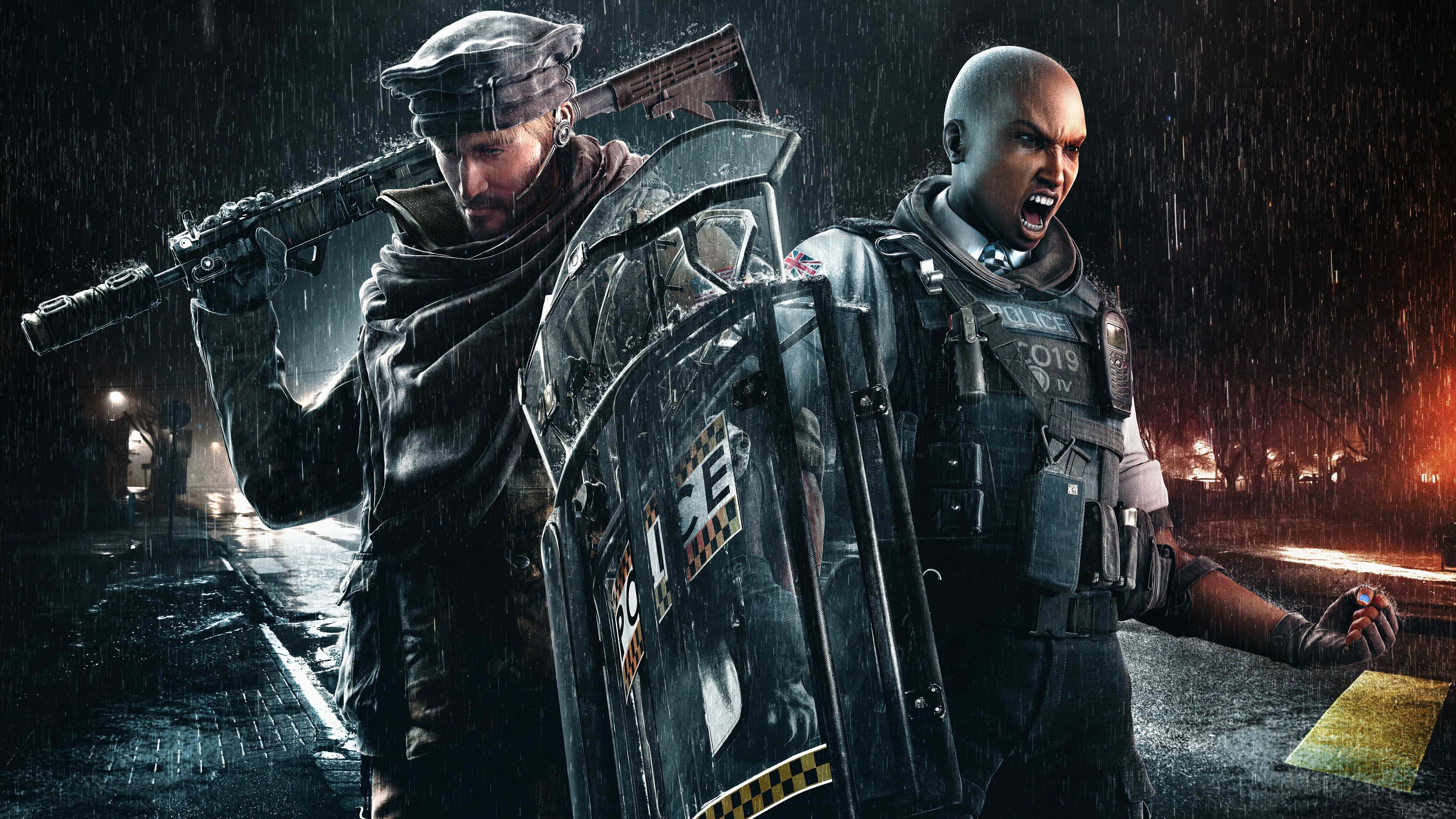 Rainbow Six Siege Maverick 桌布 壁紙 — 兩名身穿戰術裝備的警員在夜間濕滑的街道上，冒著大雨堅定站立，遠處有火災燃燒。