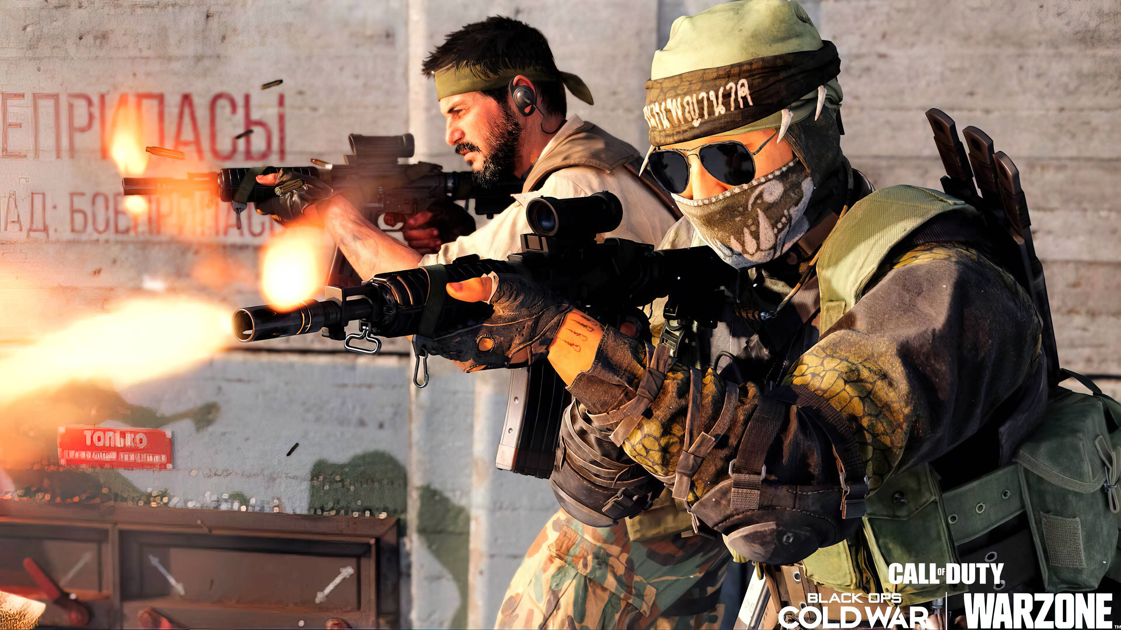 Warzone 桌布 壁紙 — 兩名身穿戰鬥裝備的士兵向佈滿塗鴉的城市牆壁開火，槍口閃現火花。