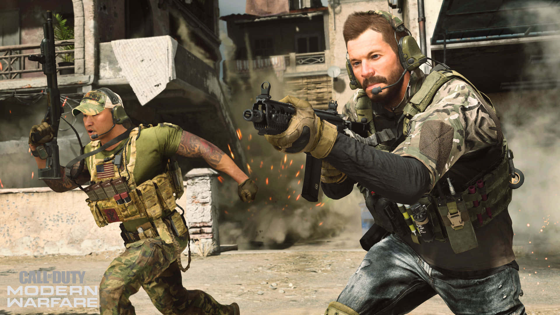 Call Of Duty 2020 桌布 壁紙 — 兩名身穿戰鬥裝備的士兵在戰火摧殘的城市街道上，於瓦礫和火花中開火射擊。