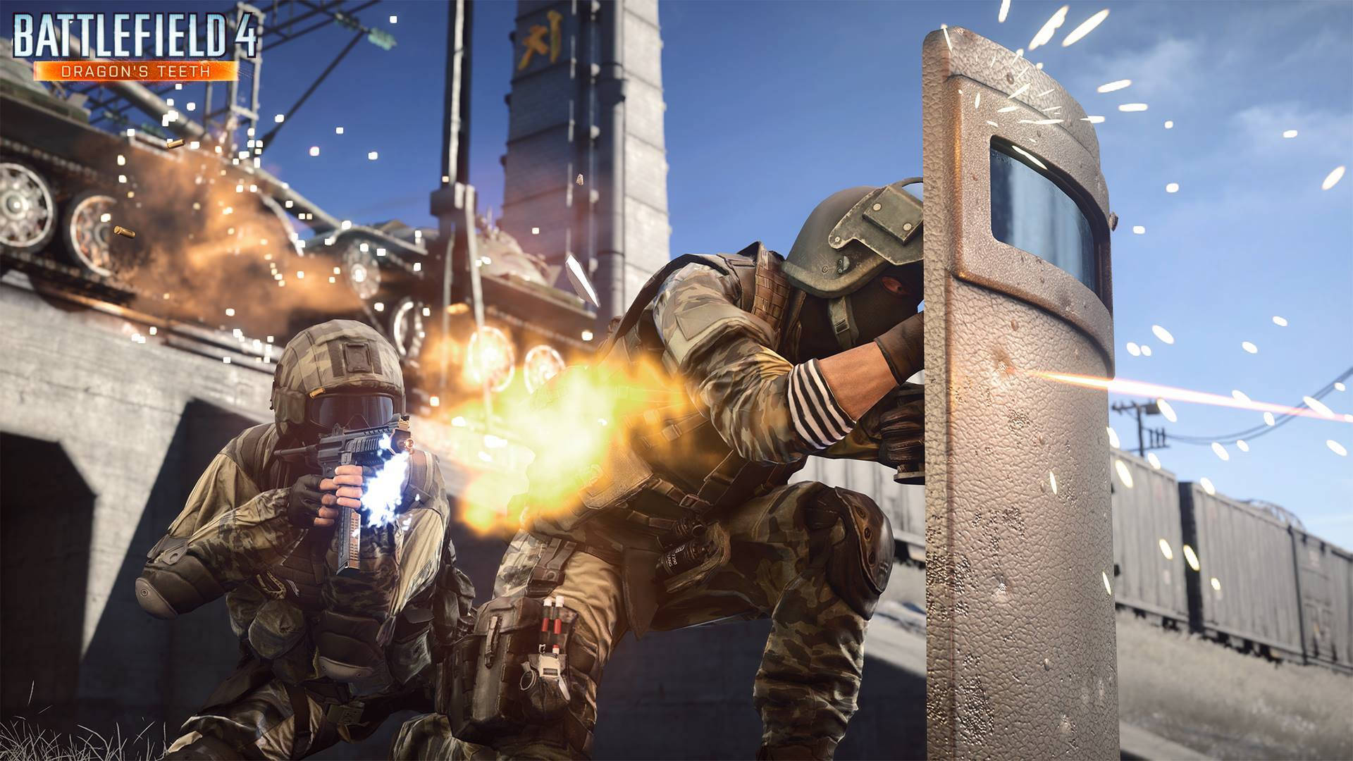 Battlefield 4 桌布 壁紙 — 兩名身穿戰鬥裝備的士兵在晴朗藍天下，於混凝土屏障附近，在爆炸和火花中開火。