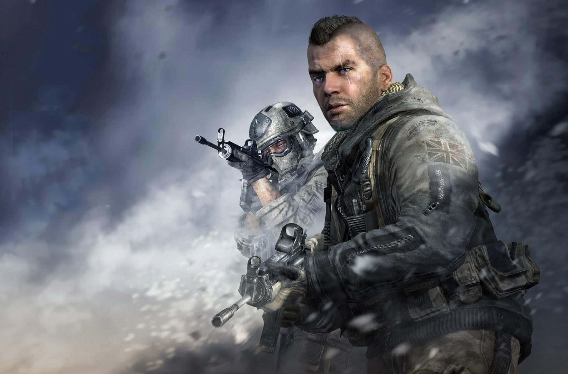 Soap Mactavish 桌布 壁紙 — 兩名身穿戰鬥裝備的士兵在煙霧瀰漫的戰場上，於暴風雨的天空下準備就緒。