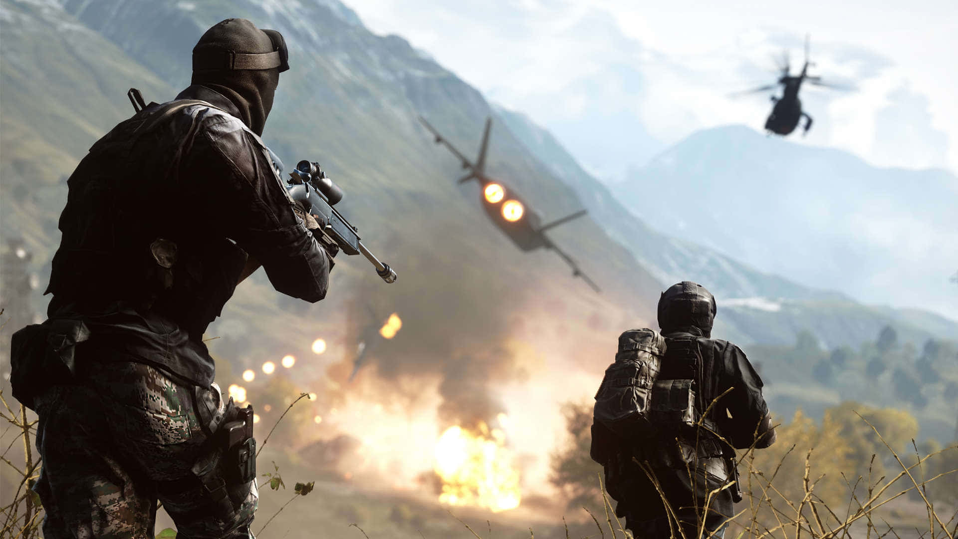 Battlefield 4 桌布 壁紙 — 兩名身穿戰鬥裝備的士兵站在山區地形中，爆炸發生，軍用飛機在頭頂飛過。