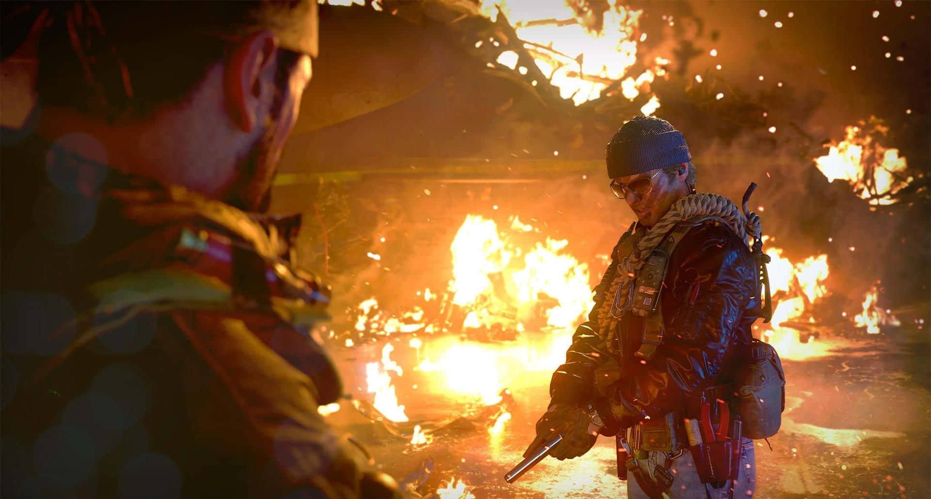 1920x1080 Call Of Duty Black Ops Cold War 桌布 壁紙 — 兩名身穿戰鬥裝備的士兵站在混亂的夜間戰場上，周圍是熾熱的爆炸和飛舞的火星。