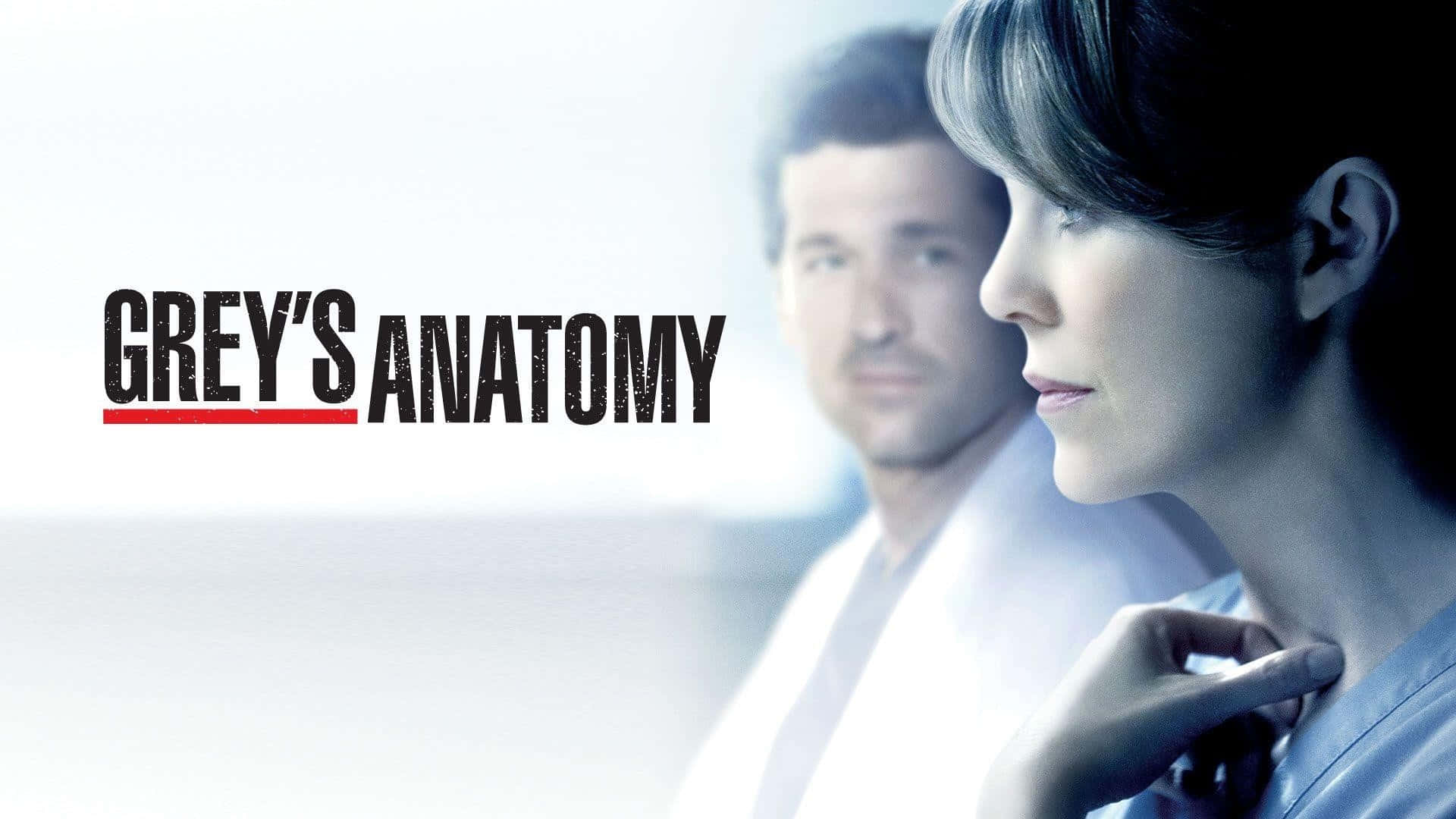 Grey's Anatomy 桌布 壁紙 — 兩名身穿手術服的醫護人員在明亮的臨床背景下若有所思地凝視，節目名稱突出顯示。