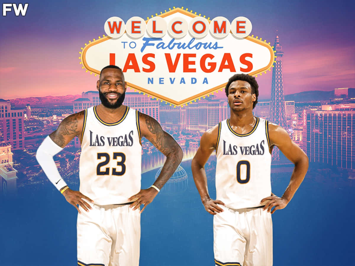 Bronny James 桌布 壁紙 — 兩名身穿拉斯維加斯球衣的籃球運動員在黃昏時分自信地站在標誌性的歡迎標誌前，背景是充滿活力的城市天際線。