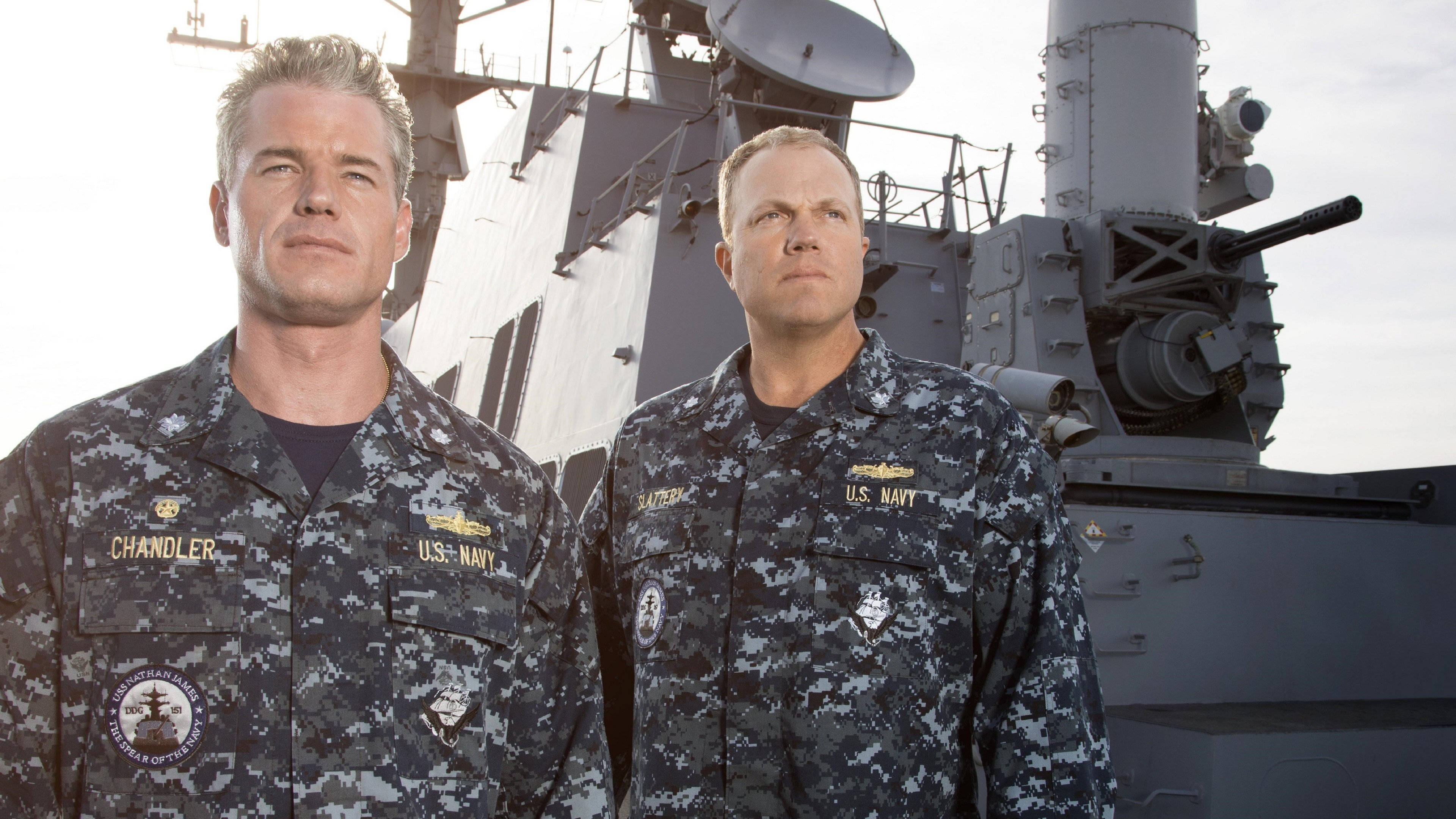 adam baldwin 桌布 壁紙 — 兩名身穿數位迷彩制服的美國海軍軍官自信地站在軍艦的砲塔和雷達陣列前。
