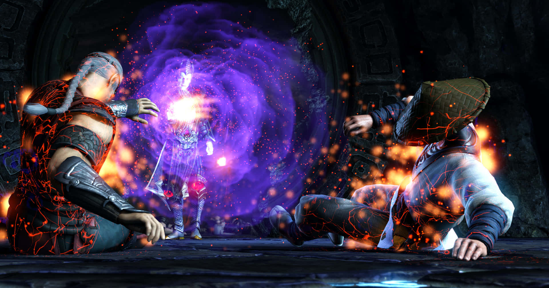 Mortal Kombat Fujin 桌布 壁紙 — 兩名身穿暗色盔甲的戰士在石室中，面對著一個在熾熱橙色火花中發光的紫色幽靈身影。