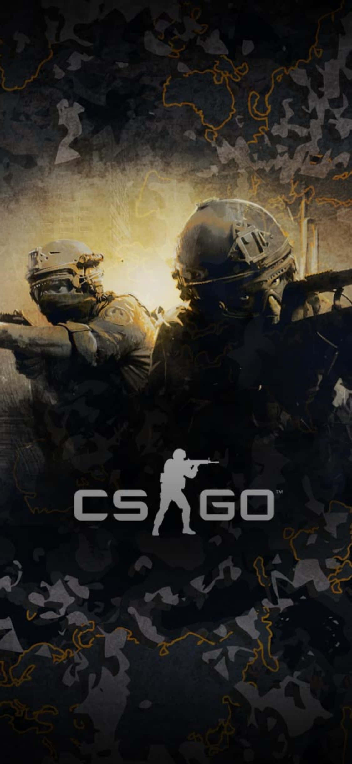 iPhone Xs Counter-strike Global Offensive 桌布 壁紙 — 兩名身穿暗色裝備的戰術士兵在發光的地圖背景下瞄準武器，帶有 CS GO 標誌。