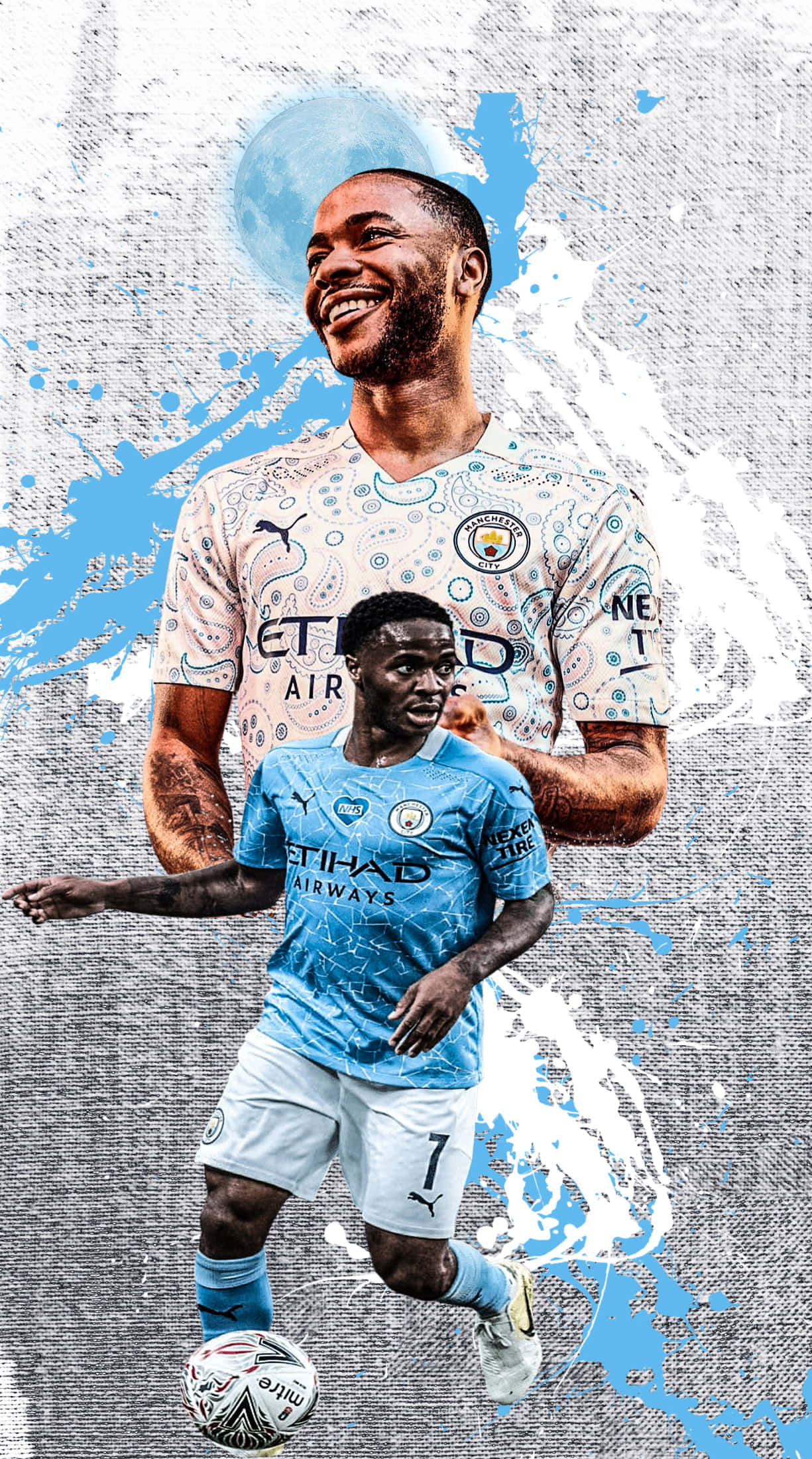 Sterling 桌布 壁紙 — 兩名身穿曼城球衣、面帶微笑的足球員，在帶有紋理的藍白潑濺背景前動態擺姿勢。