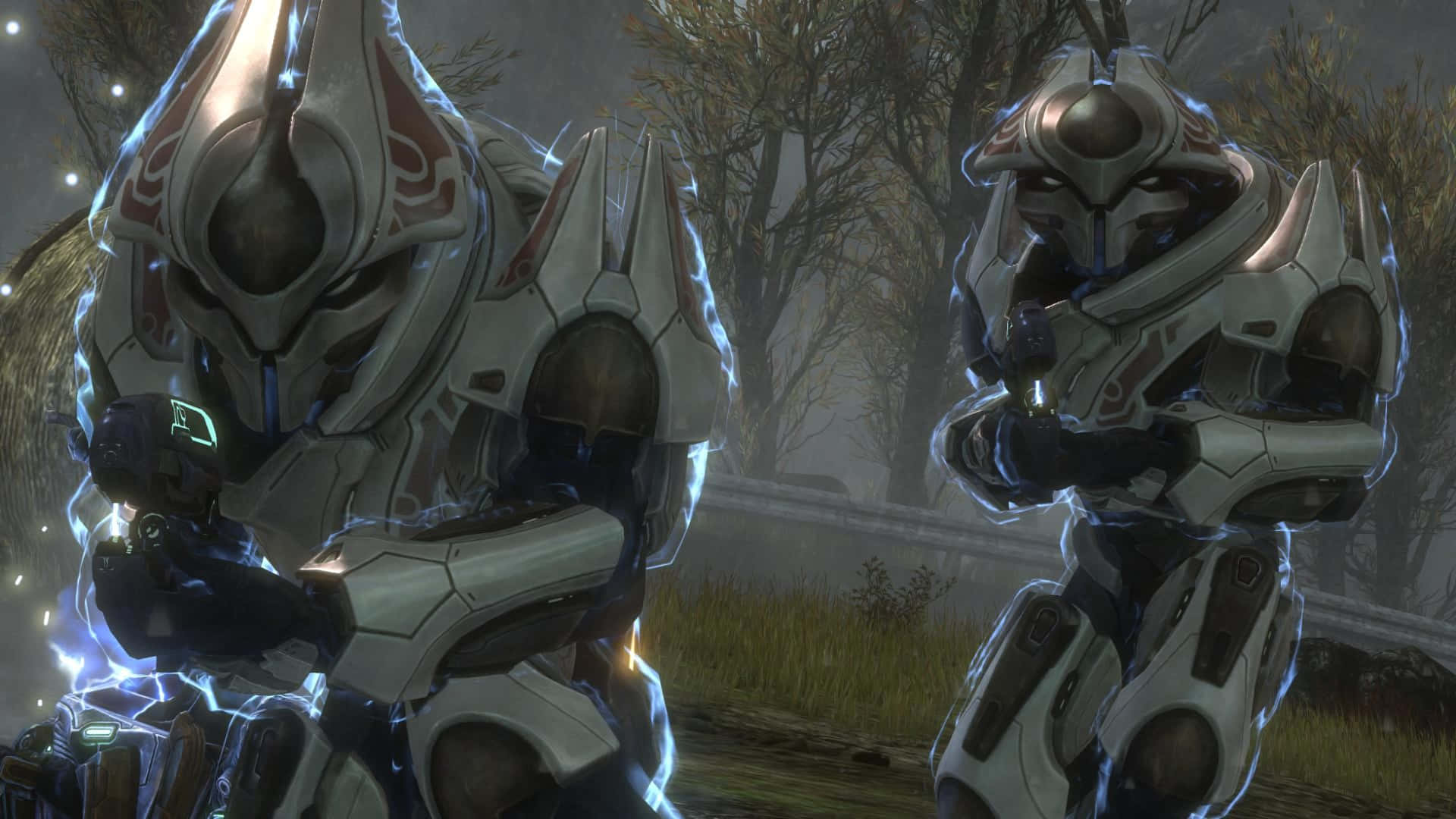 Sangheili 桌布 壁紙 — 兩名身穿未來感白色和紅色裝甲的戰士，在黃昏時分站在霧氣瀰漫的森林中，周圍有發光的藍色能量噼啪作響。