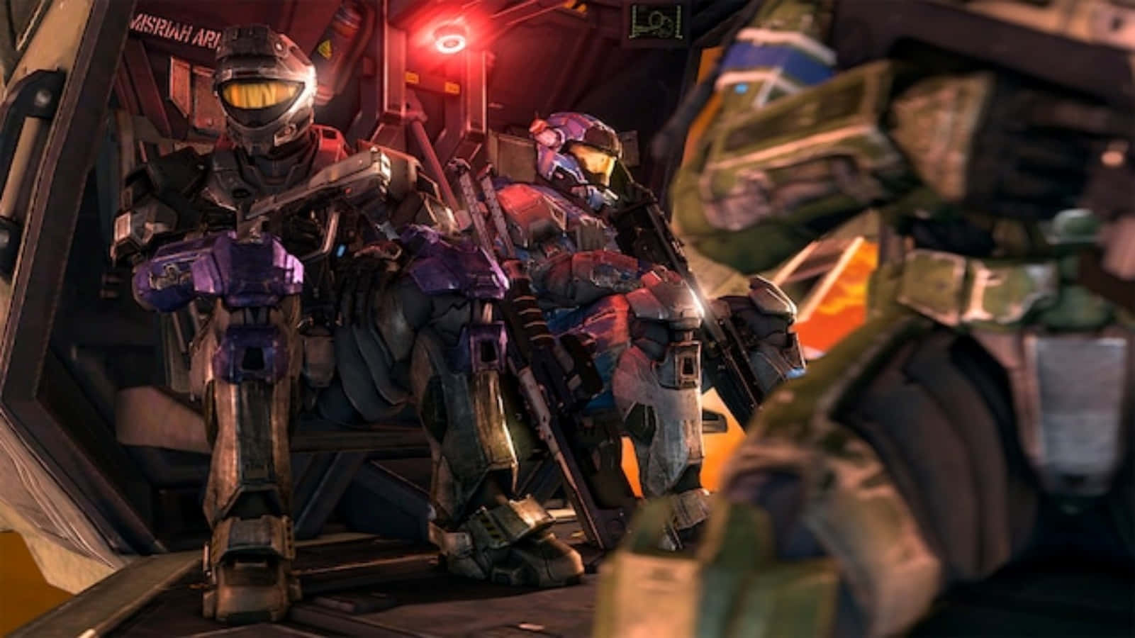 Halo Spartans 桌布 壁紙 — 兩名身穿未來戰鬥裝備的裝甲士兵在燈光昏暗、帶有紅色緊急燈光的太空船走廊內保持警覺。