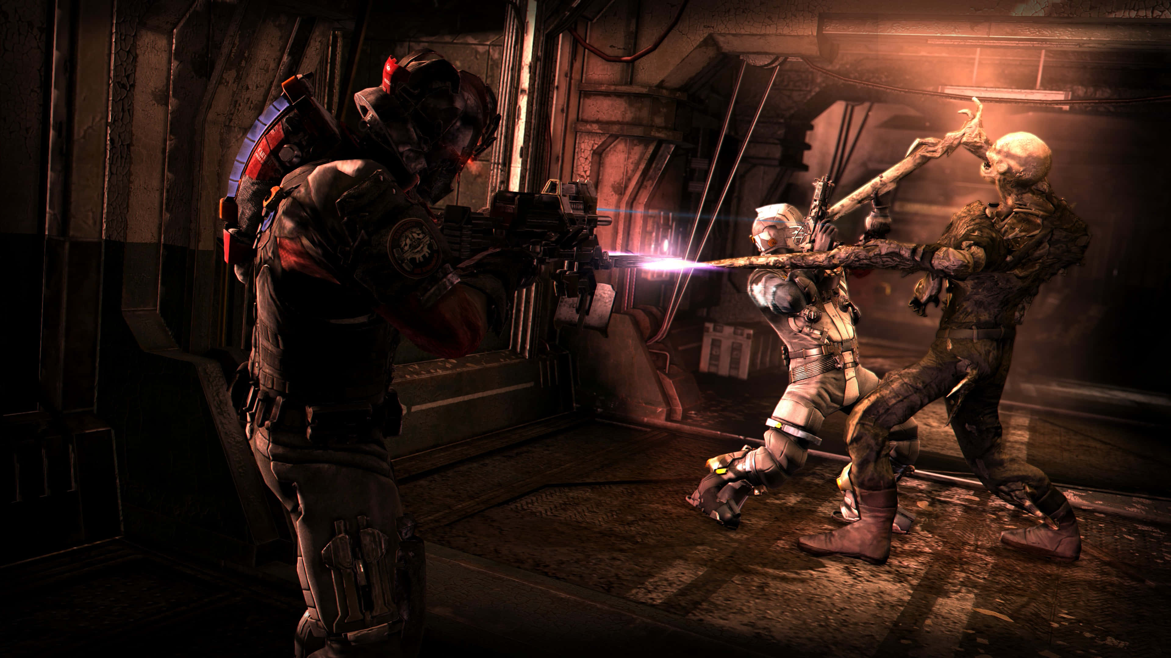 Dead Space 4K 桌布 壁紙 — 兩名身穿未來盔甲的士兵在昏暗的工業走廊中與揮舞發光武器的骷髏敵人戰鬥。