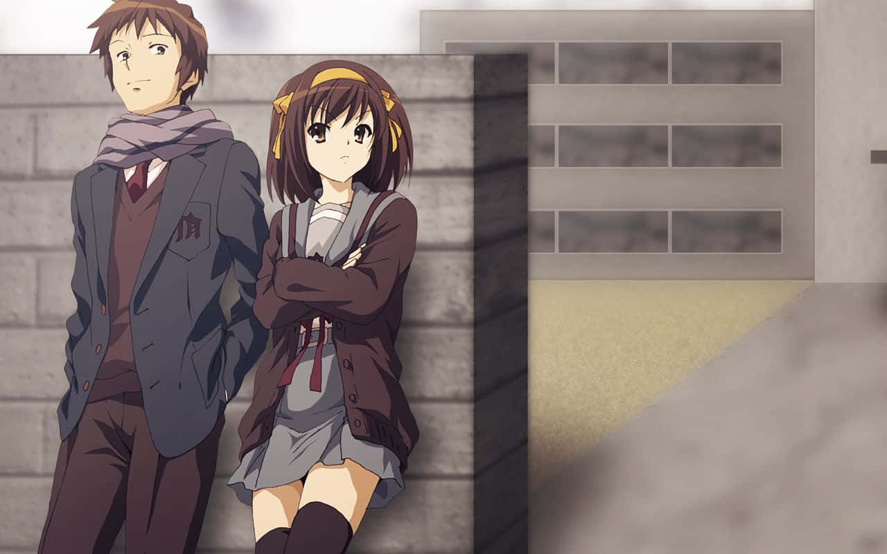 Kyon 桌布 壁紙 — 兩名身穿校服的動漫學生靠著混凝土牆站立，一人交叉雙臂，另一人望向別處。