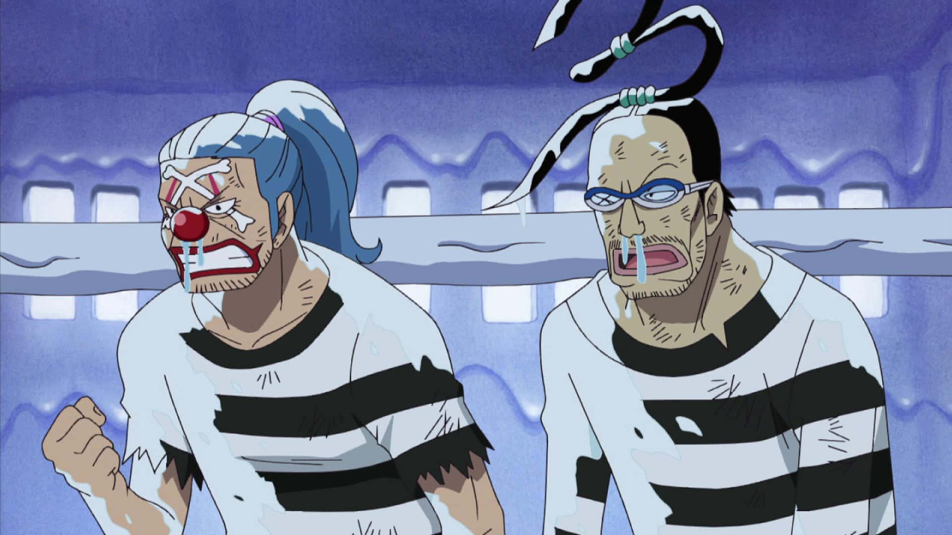Impel Down 桌布 壁紙 — 兩名身穿條紋囚服的動漫囚犯在冰冷的藍色監獄牢房中，因一條巨蛇在他們上方盤旋而驚恐尖叫。