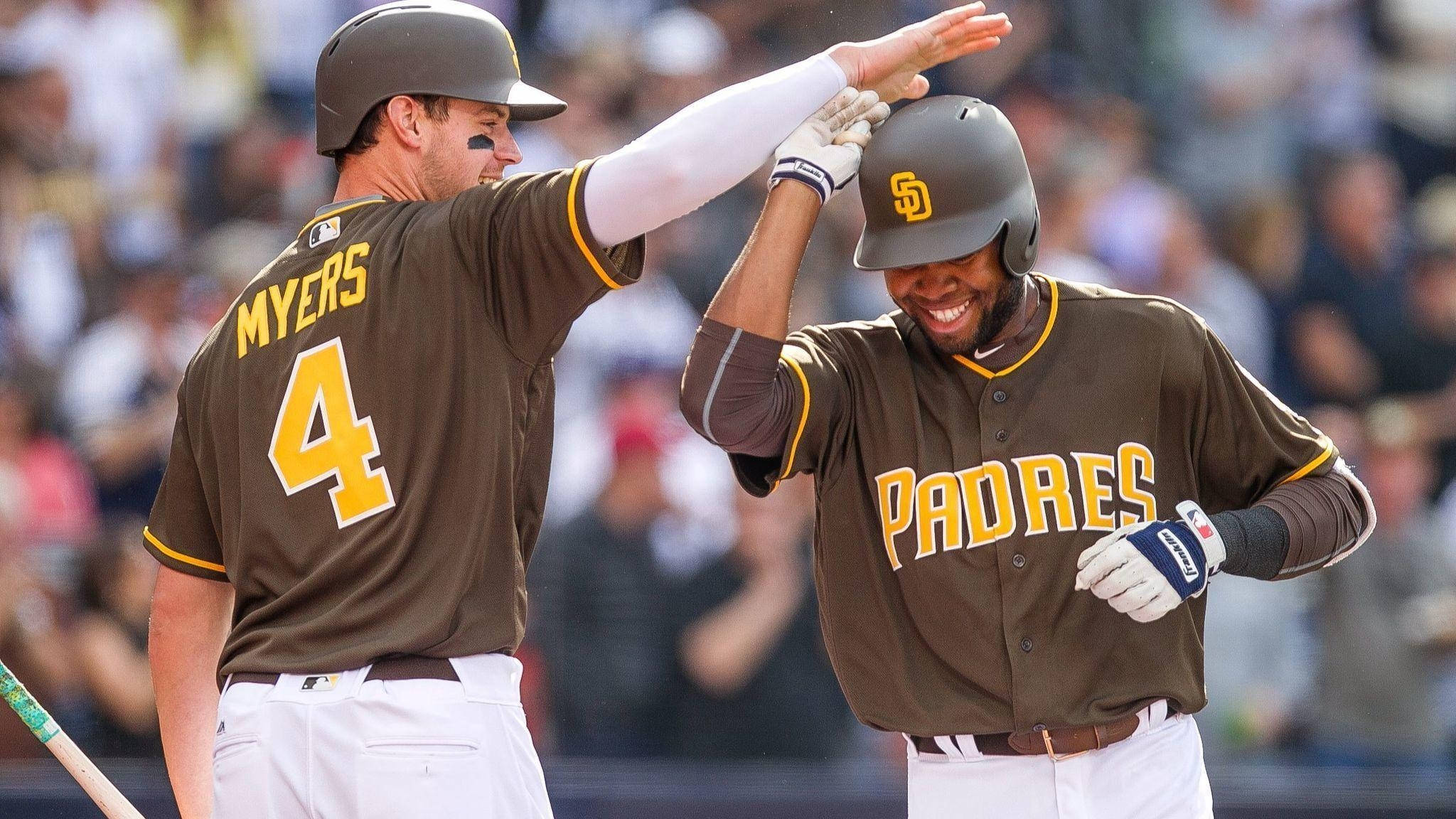 Padres 桌布 壁紙 — 兩名身穿棕色球衣的聖地牙哥教士隊棒球選手在日間比賽中開心擊掌。
