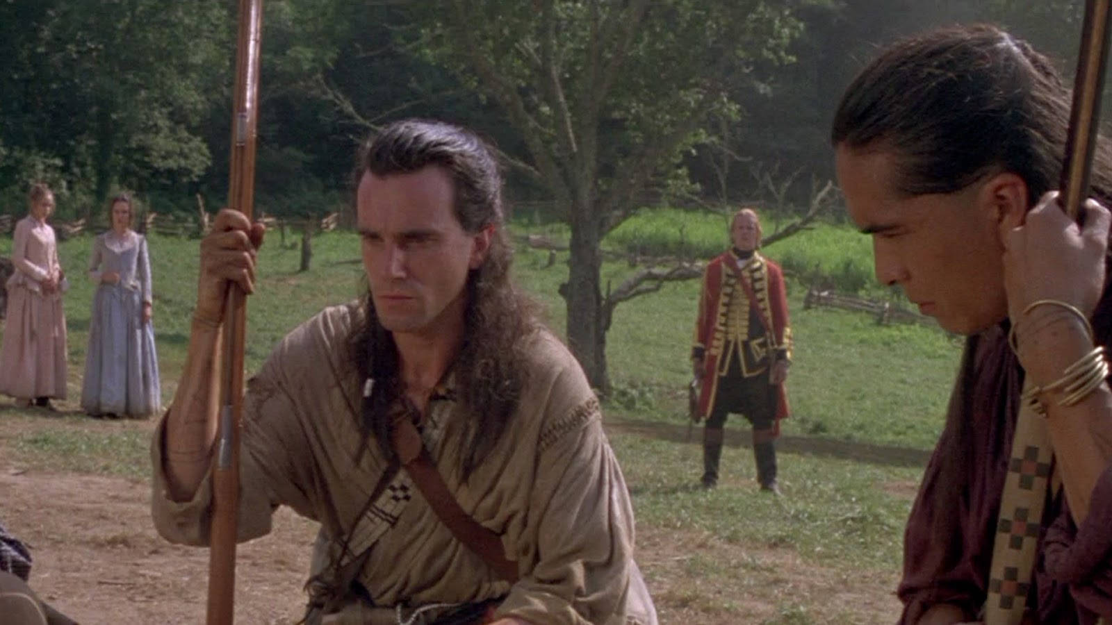 Daniel Day-lewis 桌布 壁紙 — 兩名身穿歷史服裝的男子在陽光明媚的田野中緊張地站著，附近有士兵和穿著時代裙裝的女子在觀看。