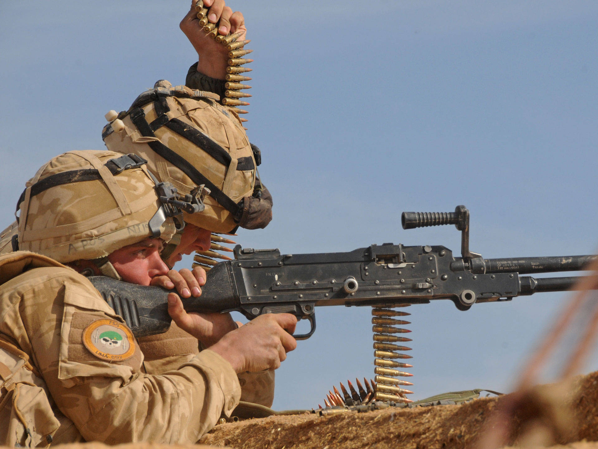 兩名身穿沙漠裝備的士兵從沙覆蓋的位置發射重機槍。 — 軍隊 壁紙