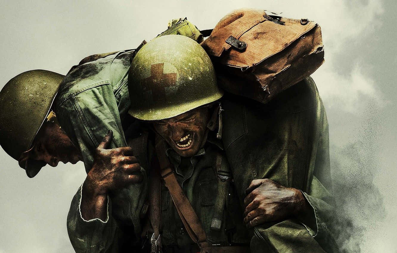 桌布 壁紙 — 兩名身穿泥濘制服、筋疲力盡的士兵在煙霧瀰漫的戰場混亂中抬著一名受傷的戰友。
