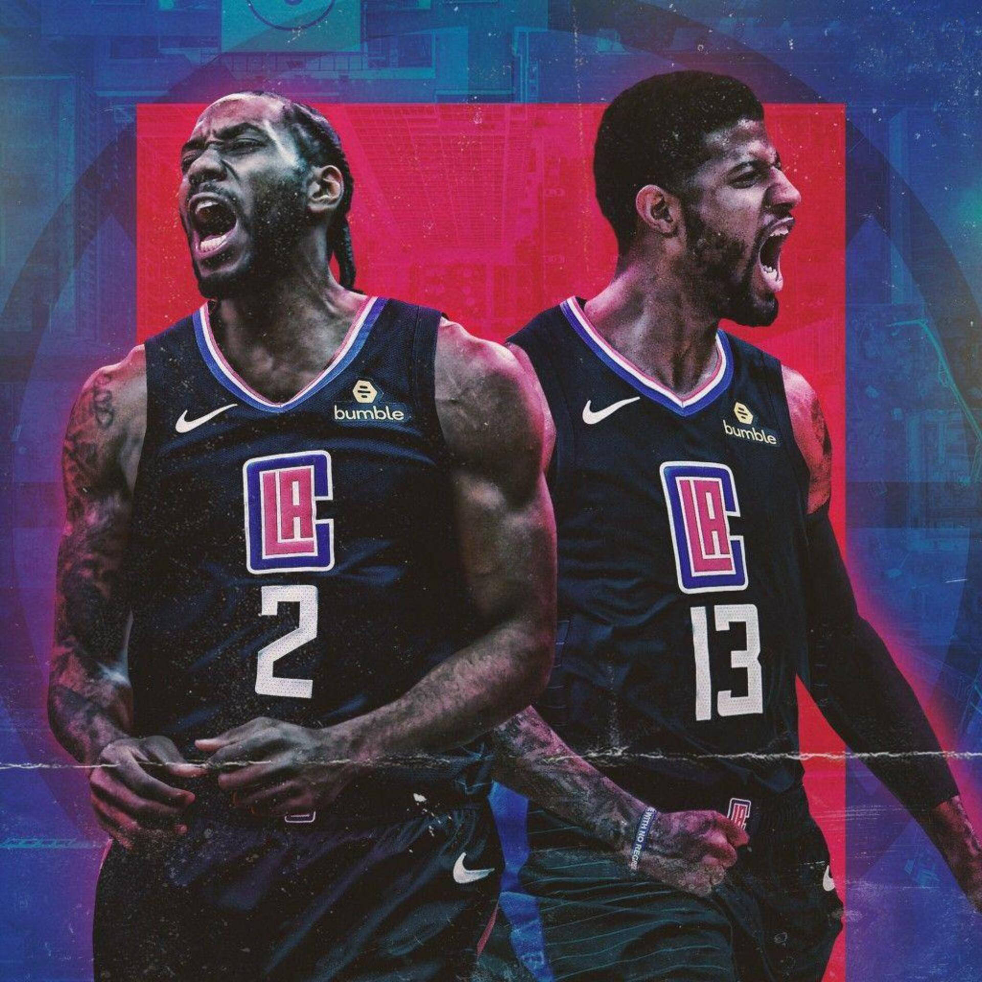 Kawhi 桌布 壁紙 — 兩名身穿洛杉磯快艇隊球衣的籃球運動員在充滿活力的數位故障背景前激烈咆哮。