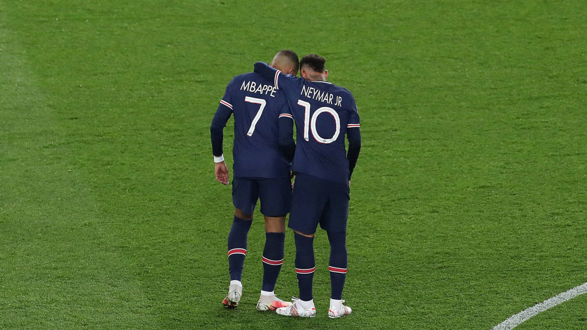 Kylian Mbappe 桌布 壁紙 — 兩名身穿海軍藍球衣、背後有名字和號碼的足球員，在充滿活力的綠色球場上並肩而立。