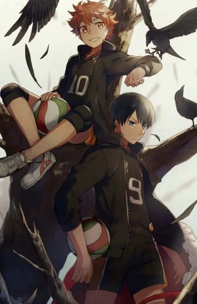 Raven 桌布 壁紙 — 兩名身穿深色制服的動漫排球運動員棲息在一條彎曲的樹枝上，黑色鳥兒在頭頂盤旋。