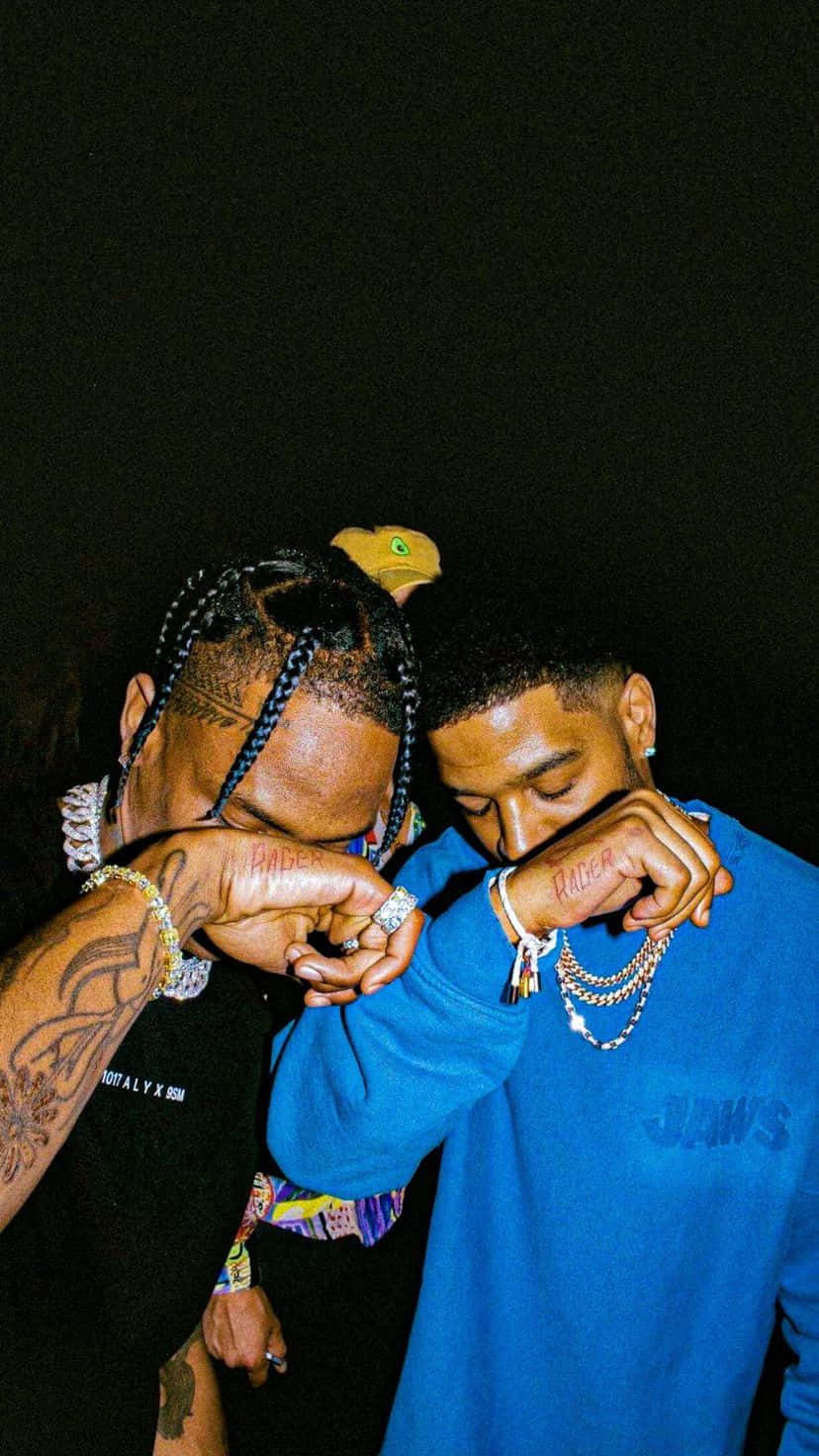 Rap 桌布 壁紙 — 兩名身穿深色和藍色運動服、帶有刺青和鏈條的男子在黑色背景前親密擺姿勢。