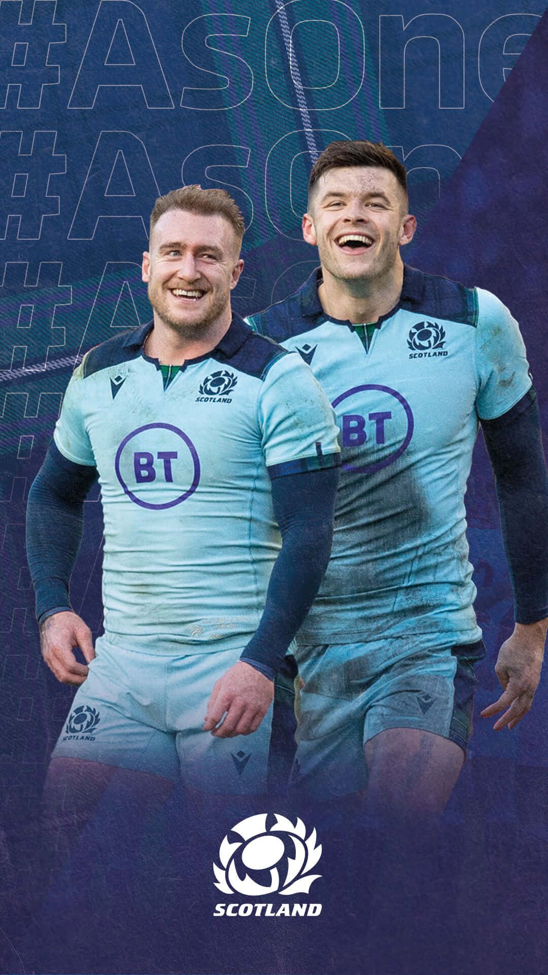 Scotland Rugby 桌布 壁紙 — 兩名身穿淺藍色球衣的蘇格蘭橄欖球運動員在深藍色標籤背景上露出燦爛笑容慶祝。