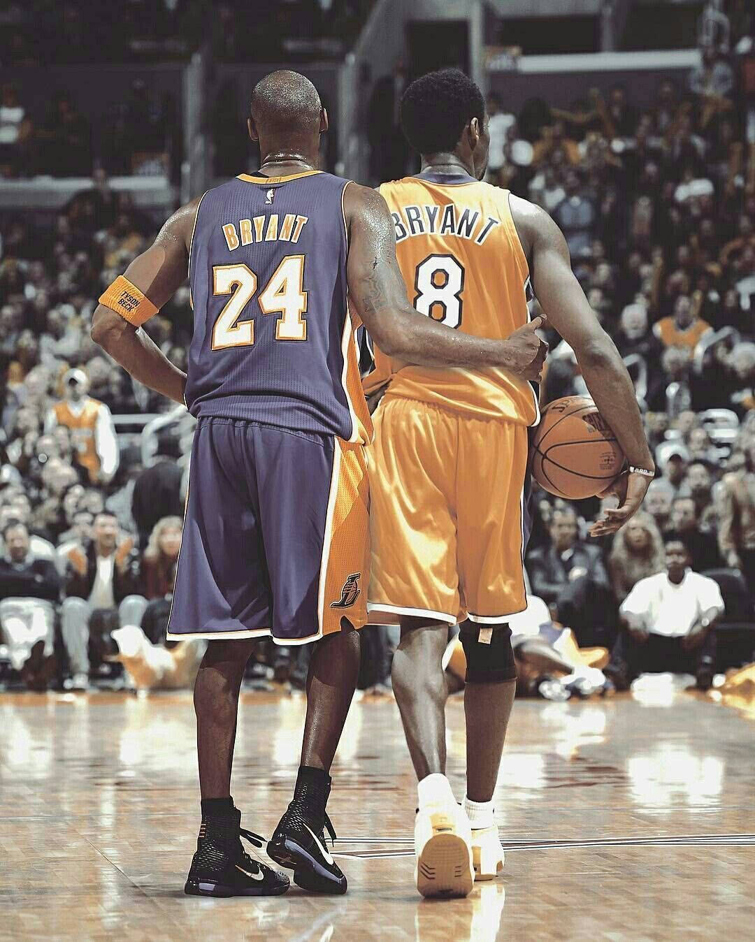 Kobe Bryant Basketball 桌布 壁紙 — 兩名身穿湖人隊球衣的籃球運動員在球場上背對背站立，背景有觀眾。