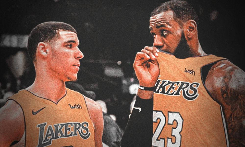 Lebron James Lakers 桌布 壁紙 — 兩名身穿湖人隊球衣的籃球運動員在場館燈光下激烈對峙。