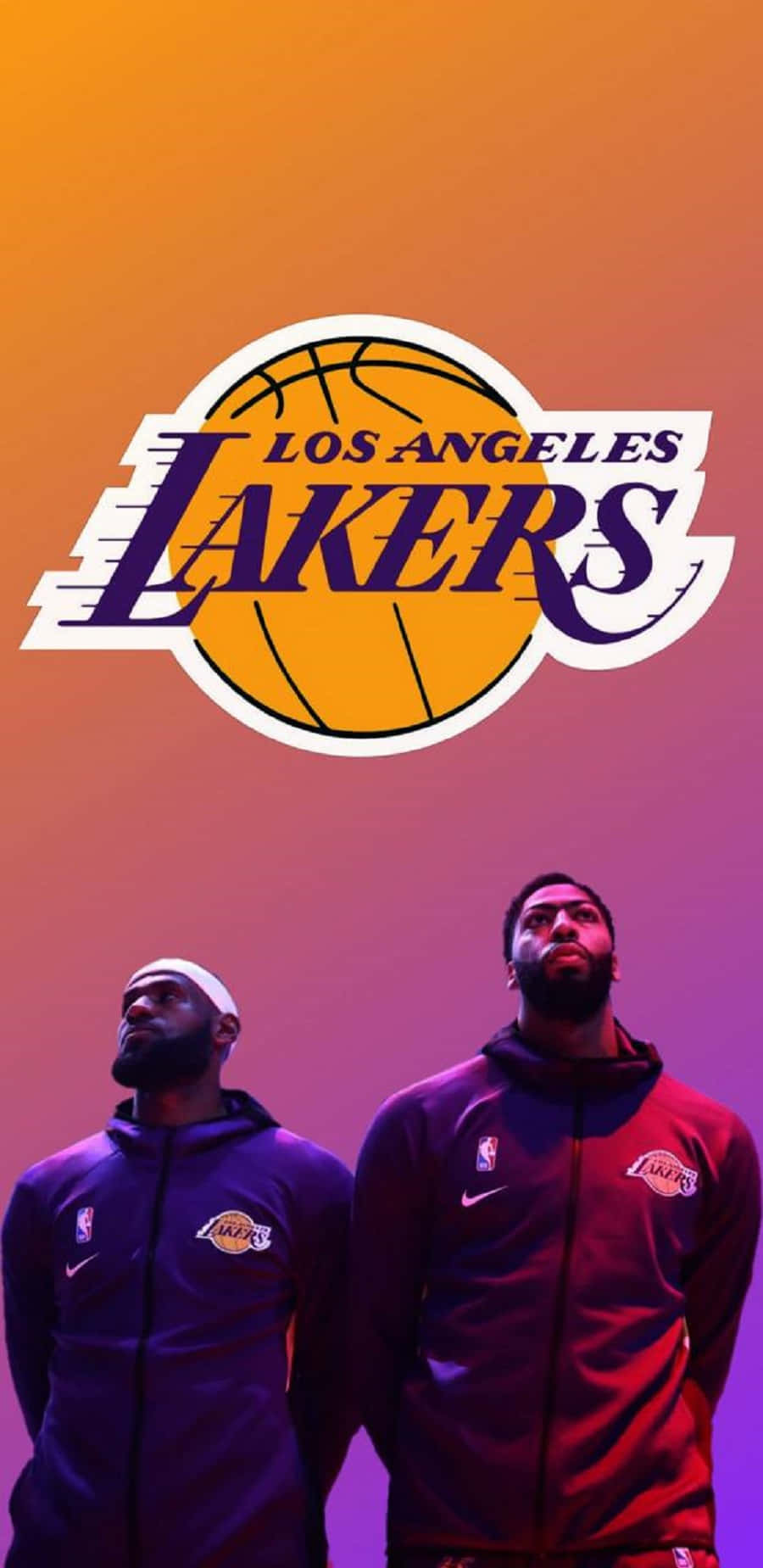 Anthony Davis 桌布 壁紙 — 兩名身穿湖人隊裝備的籃球運動員站在球隊標誌下方，背景是充滿活力的橙色和紫色漸變天空。