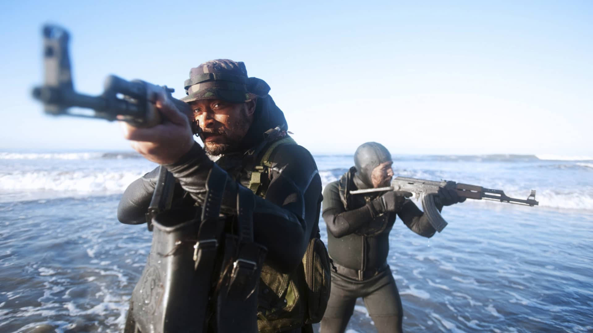 兩名身穿潛水衣的武裝士兵涉水穿過海浪。 — 勵志動圖 壁紙