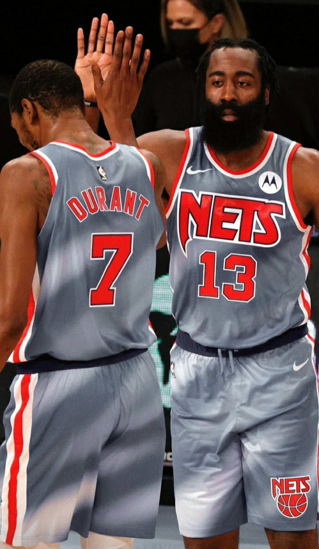  壁紙 — 兩名身穿灰色Nets球衣的籃球運動員在球場上擊掌，一人穿著Durant 7，另一人穿著13。