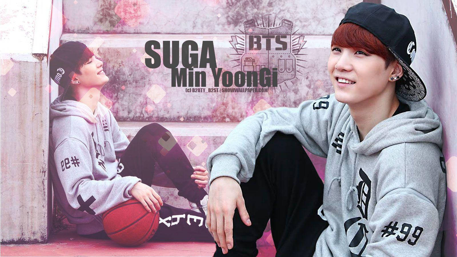 Suga Bts 桌布 壁紙 — 兩名身穿灰色連帽衫的年輕男子隨意地坐在塗鴉牆前，一人拿著籃球，兩人都露出溫暖的笑容。