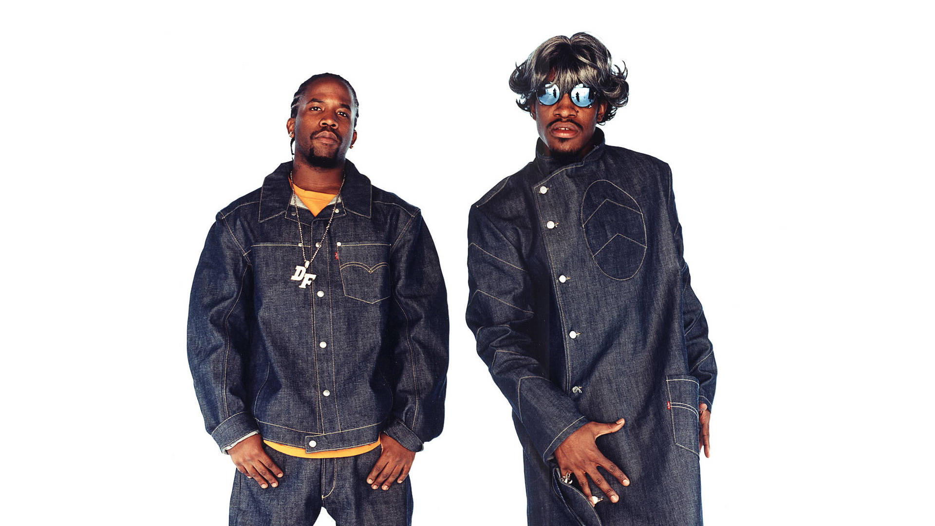 hiphop 桌布 壁紙 — 兩名身穿牛仔服飾的男子在純白背景前自信擺姿勢，一人戴著太陽眼鏡和假髮，另一人表情嚴肅。