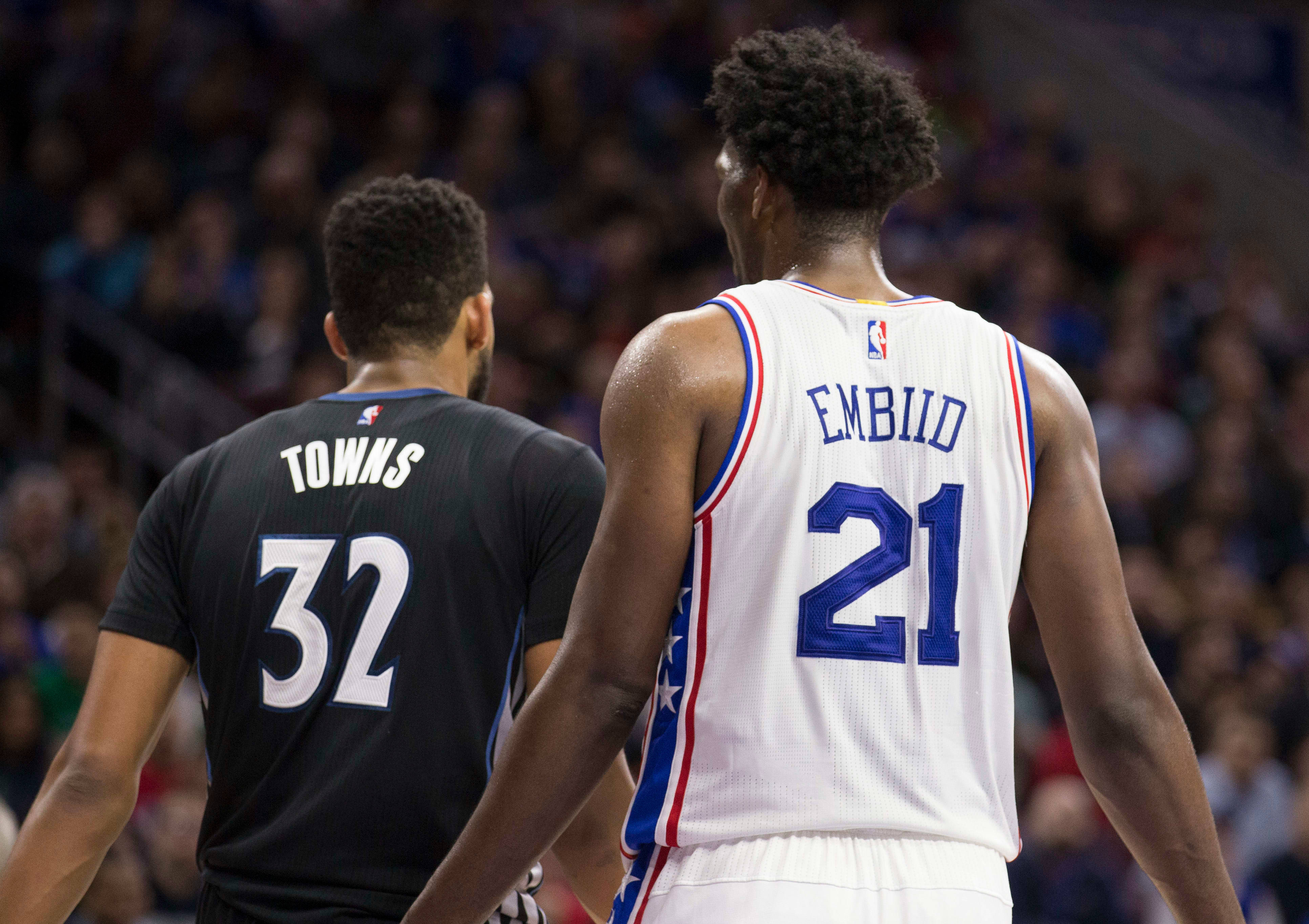 karl-anthony towns 桌布 壁紙 — 兩名身穿球衣的籃球運動員在球場上背對鏡頭，背景是模糊的人群。
