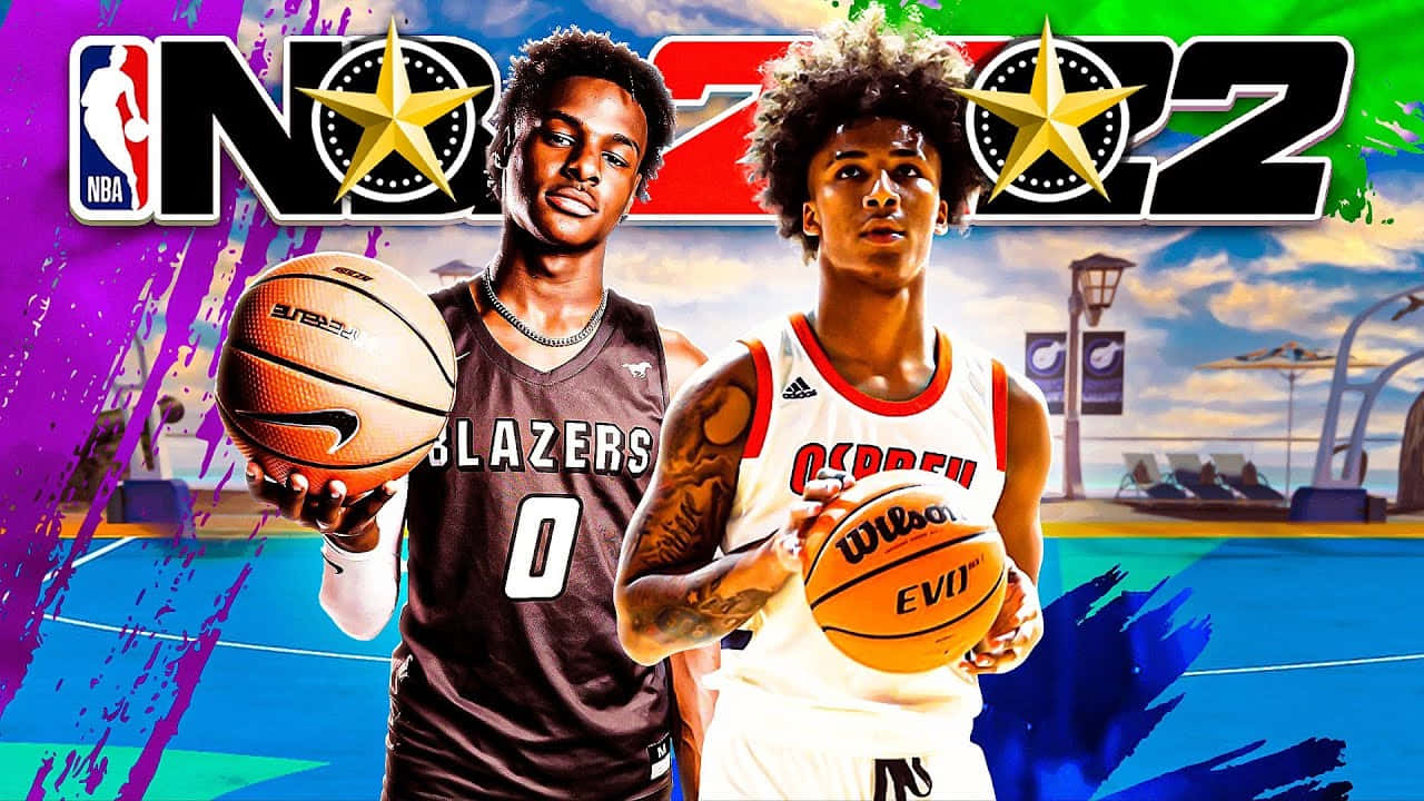 Anfernee Simons 桌布 壁紙 — 兩名身穿球隊球衣的籃球運動員在充滿活力的塗鴉風格球場背景下手持籃球，並帶有NBA 2K22標誌。
