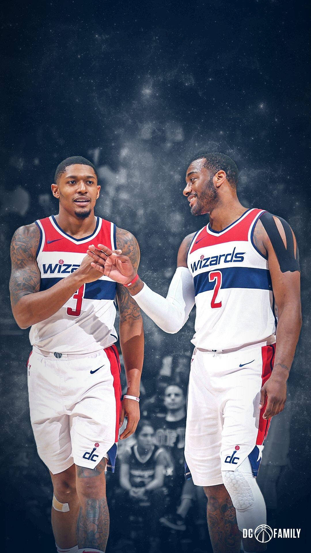Bradley Beal 桌布 壁紙 — 兩名身穿白色、紅色和藍色球衣的華盛頓巫師籃球運動員在黑暗星空背景下擊掌。