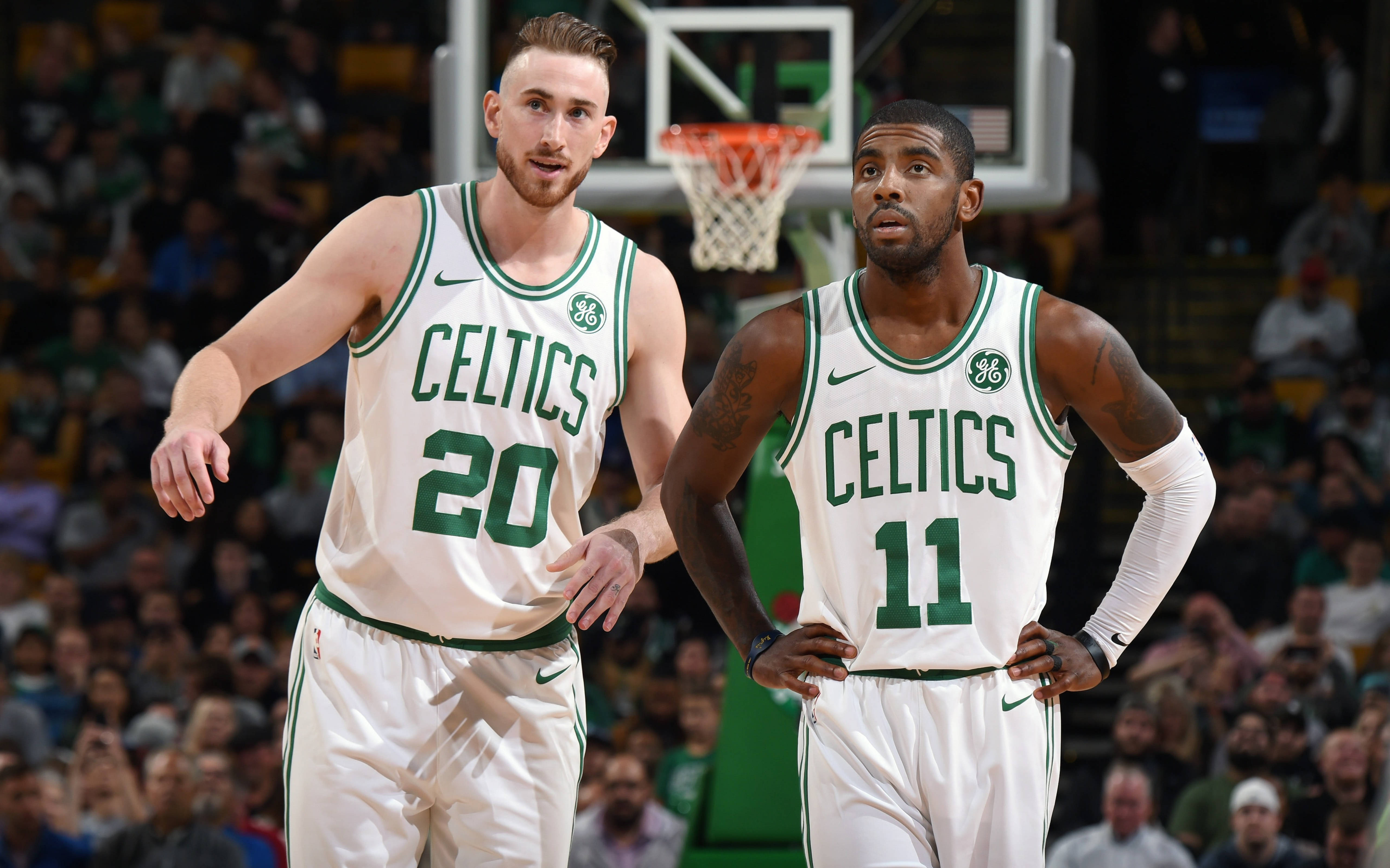 gordon hayward 桌布 壁紙 — 兩名身穿白色和綠色球衣的波士頓塞爾提克籃球運動員站在球場上，身後有一個籃框。