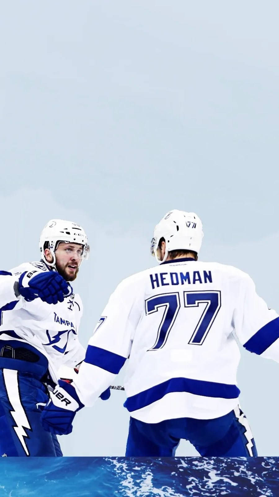 hockey 桌布 壁紙 — 兩名身穿白色和藍色球衣的曲棍球運動員在蒼白天空下的溜冰場上握手。