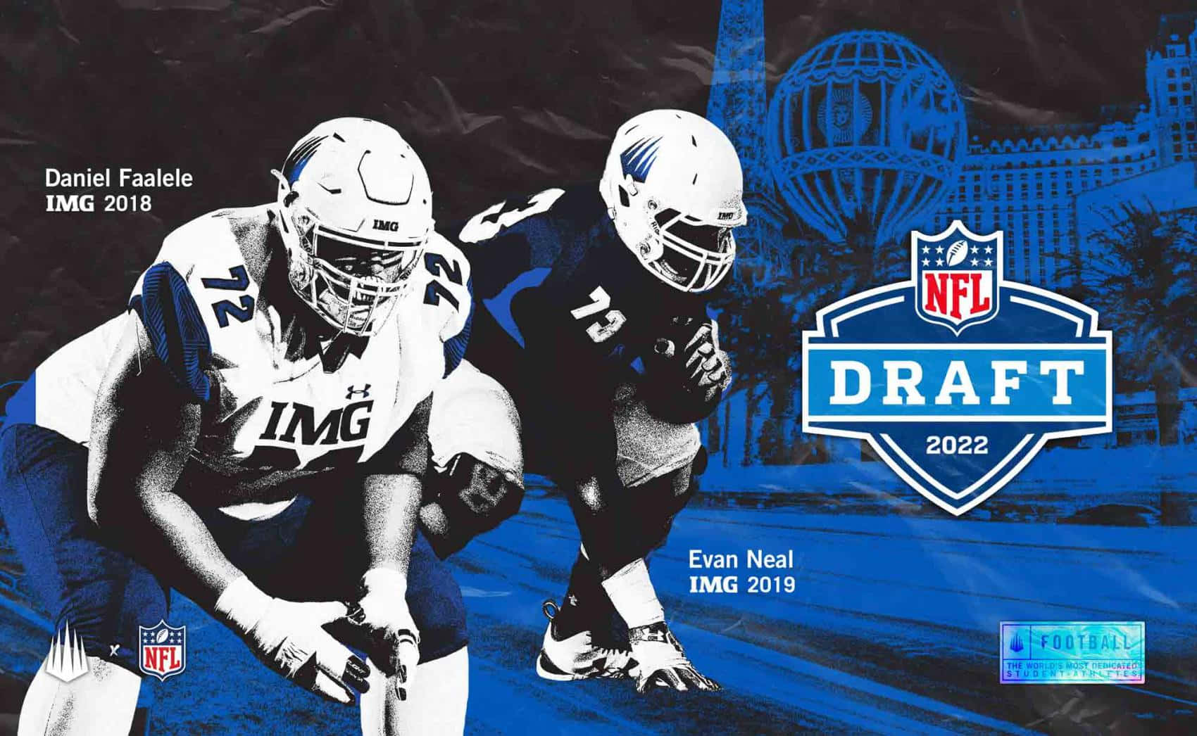 足球 桌布 壁紙 — 兩名身穿白色和藍色球衣的足球運動員，在帶有NFL Draft 2022標誌的風格化藍色背景前，以動態姿勢蹲下。