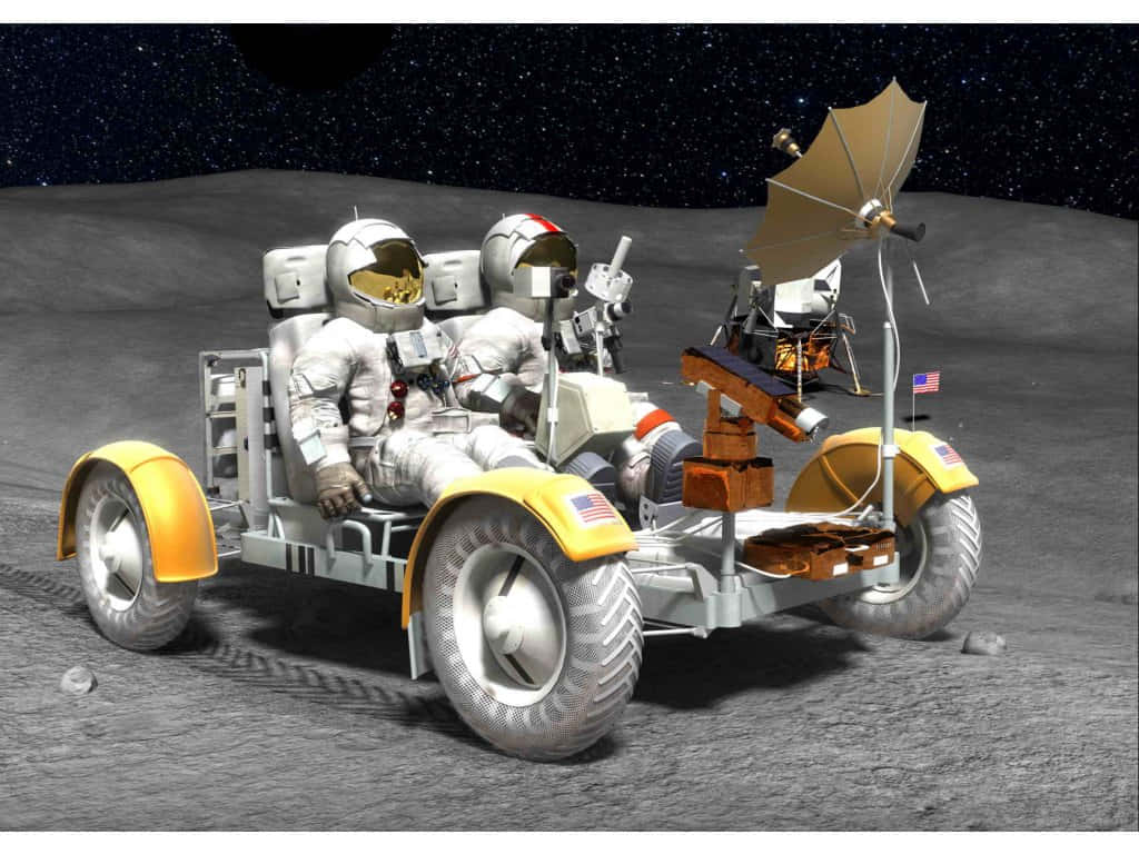 Lunar Rover 桌布 壁紙 — 兩名身穿白色太空衣的太空人駕駛一輛黃色輪子的月球車，在灰色月球表面上行駛，背景是星空。