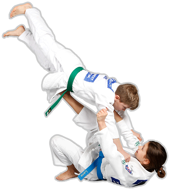 Judo 桌布 壁紙 — 兩名身穿白色柔道服的柔道選手，在鮮明的黑色和灰色背景下，用綠色和藍色腰帶執行一個動態的投擲動作。