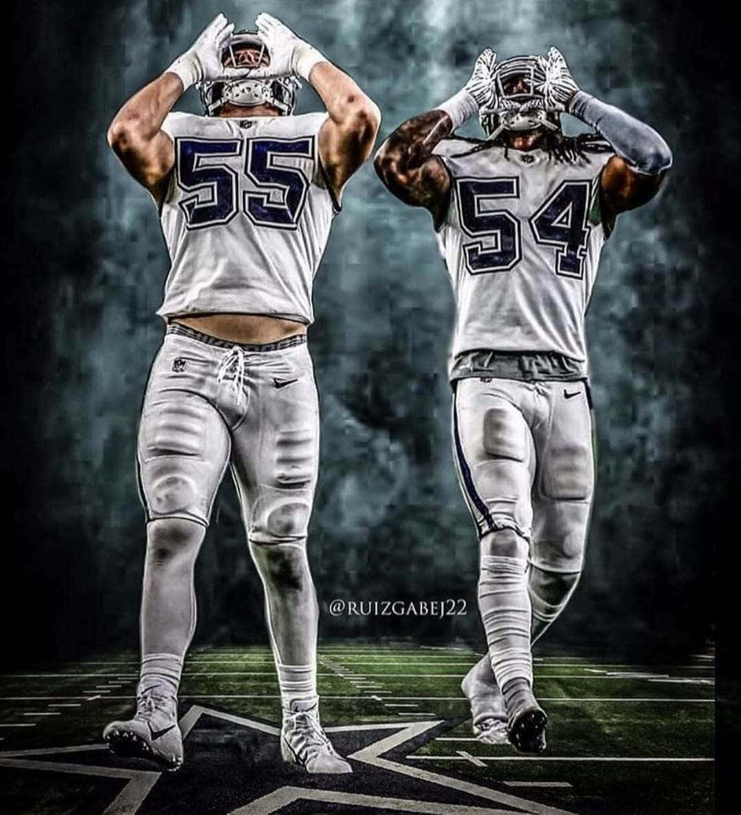 Dallas Cowboys Players 桌布 壁紙 — 兩名身穿白色球衣、號碼55和54的美式足球員站在球場上，雙手放在頭盔上，背景是黑暗的暴風雨天空。