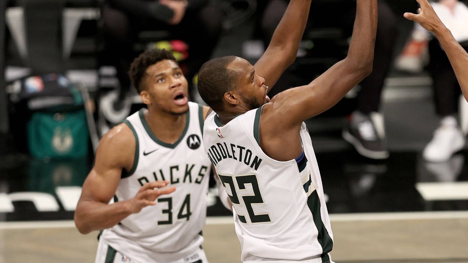 Khris Middleton 桌布 壁紙 — 兩名身穿白色球衣的密爾瓦基公鹿籃球運動員在比賽中激烈爭奪籃板球。