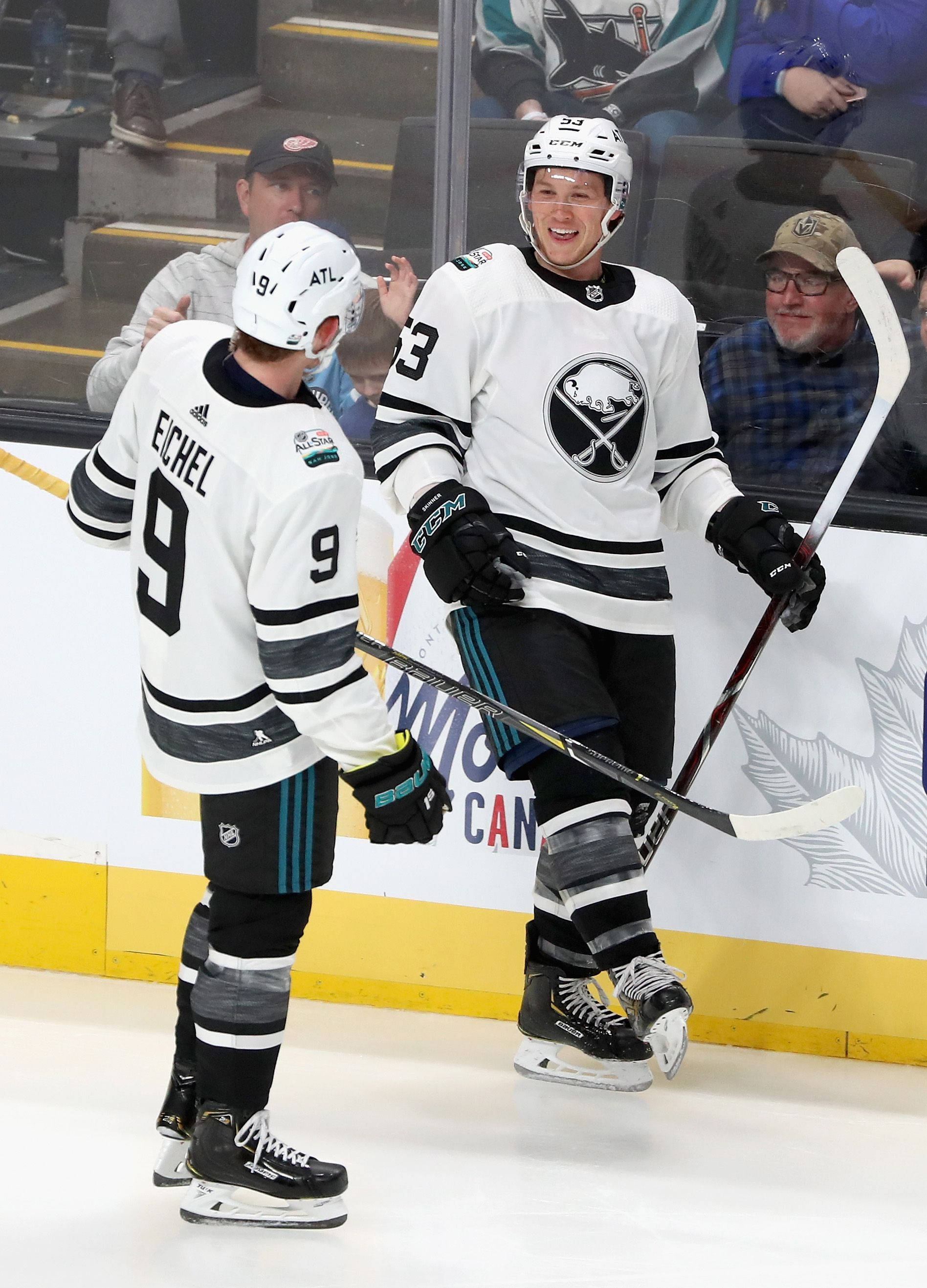 hockey 桌布 壁紙 — 兩名身穿白色球衣的曲棍球運動員在冰上慶祝，表情喜悅，球桿高舉。