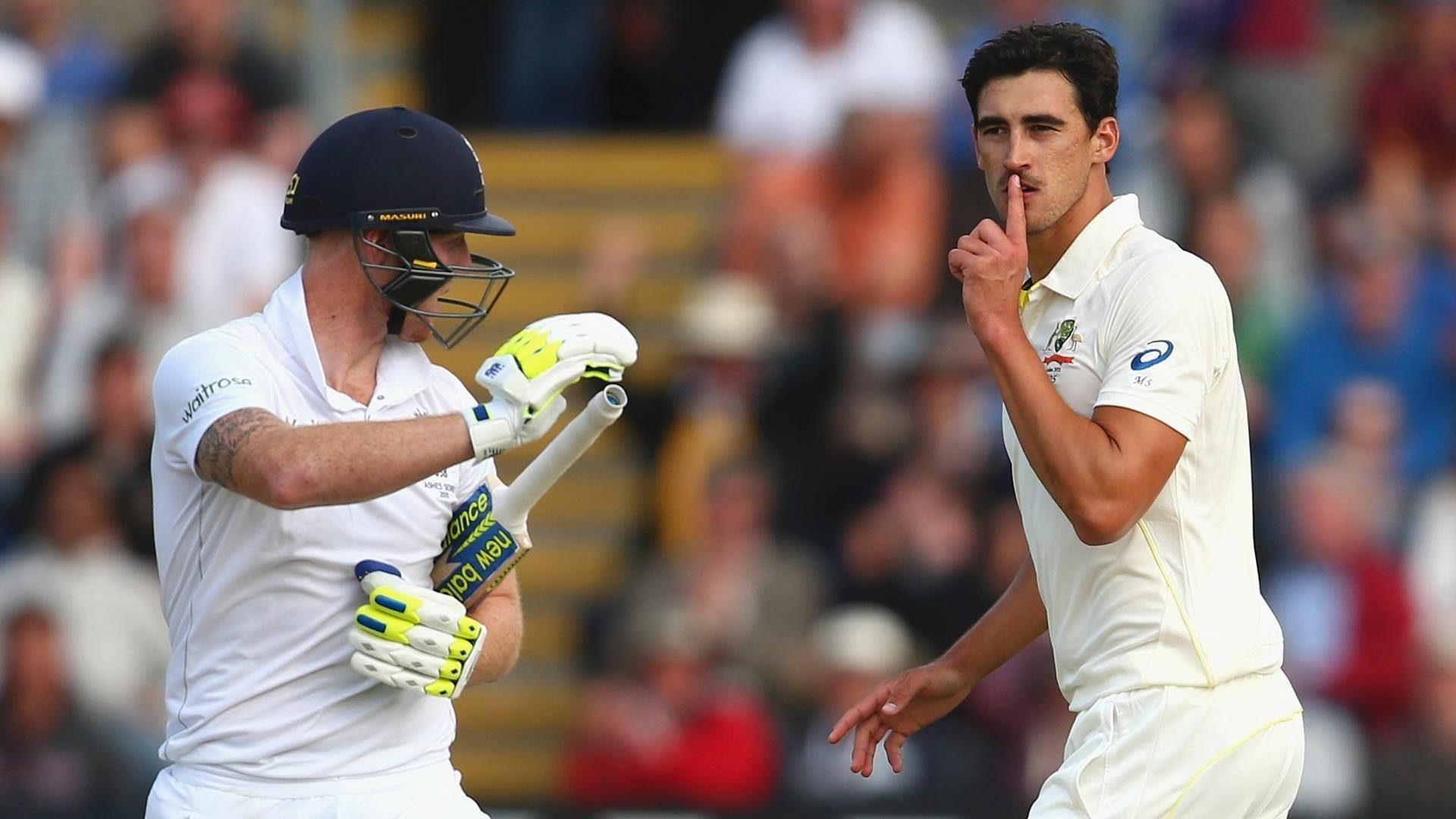 Ben Stokes 桌布 壁紙 — 兩名身穿白色球衣的板球運動員，一人手持球棒和手套，另一人在比賽中做出噤聲手勢。