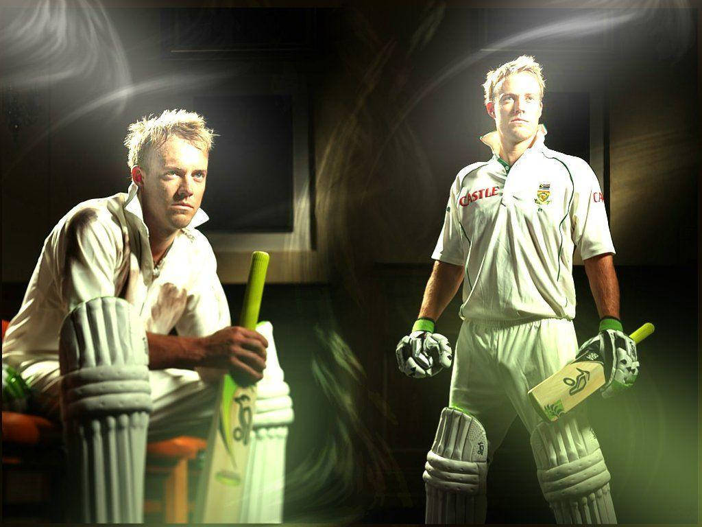 Ab De Villiers 桌布 壁紙 — 兩名身穿白色球衣的板球運動員在戲劇性的聚光燈下，手持綠色球棒和護墊，背景是黑暗旋轉的。