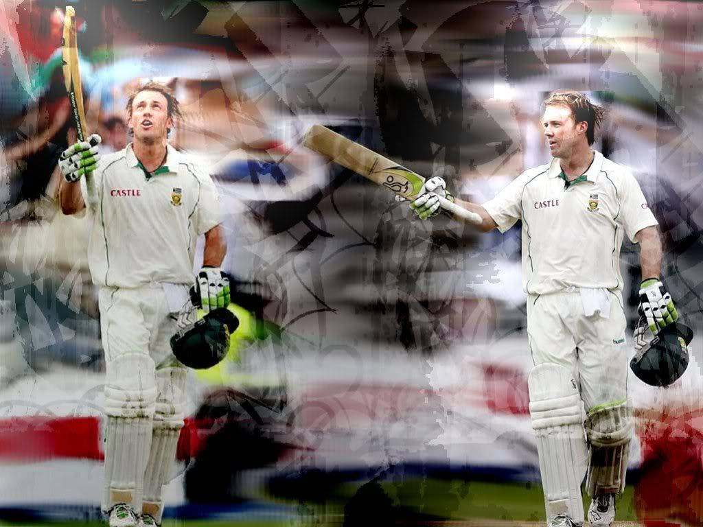Ab De Villiers 桌布 壁紙 — 兩名身穿白色球衣的板球運動員在模糊的體育場背景下高舉球棒慶祝。